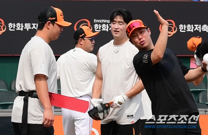 '무엇에 쓰는 물건?' 홈런킹 노시환 '허리에 오리발(?)차고 특수 훈련…
