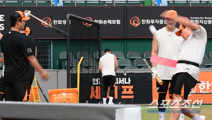 '무엇에 쓰는 물건?' 홈런킹 노시환 '허리에 오리발(?)차고 특수 훈련…