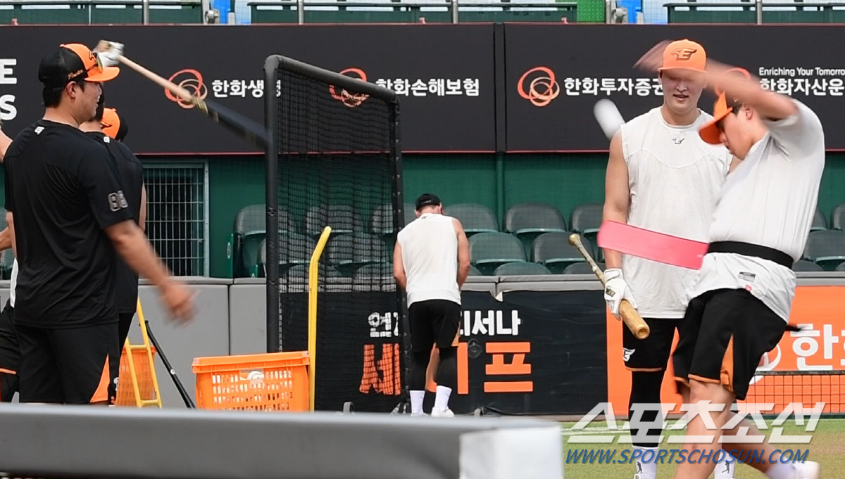 '무엇에 쓰는 물건?' 홈런킹 노시환 '허리에 오리발(?)차고 특수 훈련…
