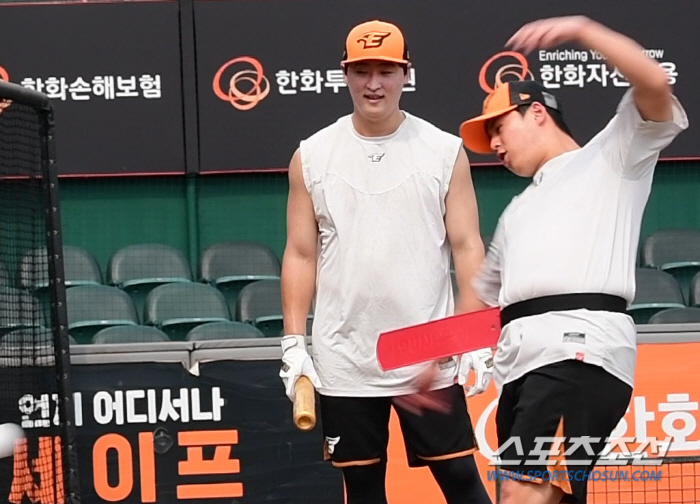 '무엇에 쓰는 물건?' 홈런킹 노시환 '허리에 오리발(?)차고 특수 훈련…