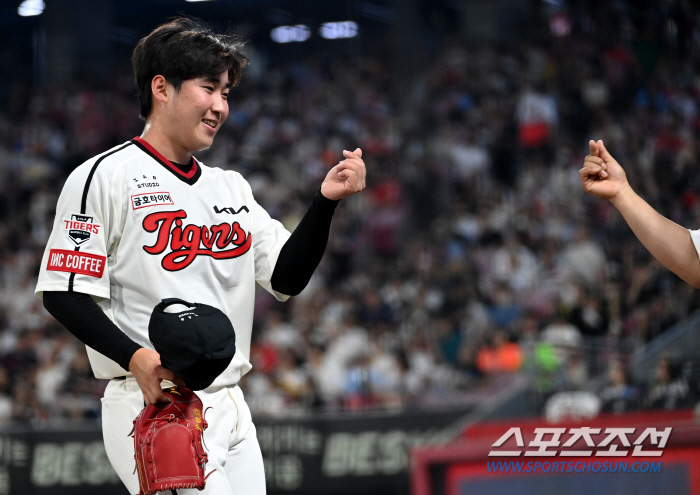"신인왕? 멀었습니다" 문동주 독주 위협할 유일한 순수 루키, 사령탑은 …