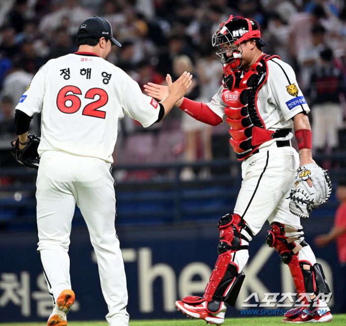 '6월 ERA 꼴찌→7월 2.87 1위' 역시 '마누라'가 중요해…'흔들…