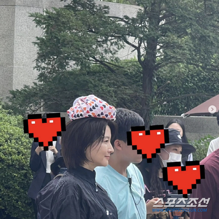 이영애, 얼마나 더웠으면 머리에…톱스타의 '소탈' 근황 화제