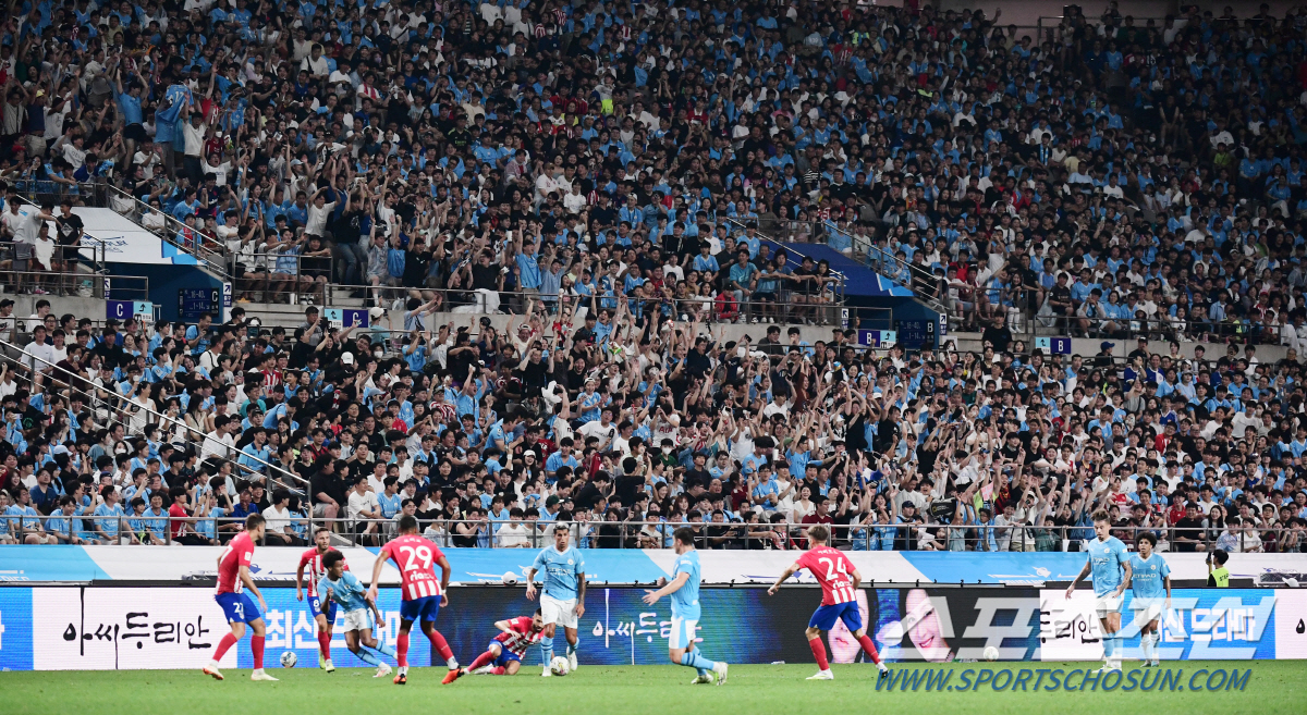 휠체어 탄 축구팬의 열정 "홀란 보고 싶어서 인천에서 달려왔어요"