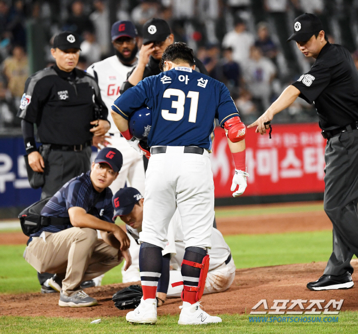 '정말 괜찮아?' 마운드에 쓰러진 구승민을 보고 깜짝 놀라 달려온 손아섭…