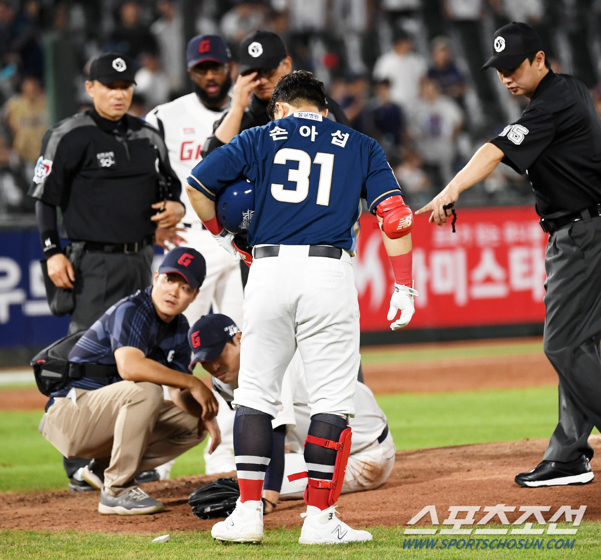 '정말 괜찮아?' 마운드에 쓰러진 구승민을 보고 깜짝 놀라 달려온 손아섭…