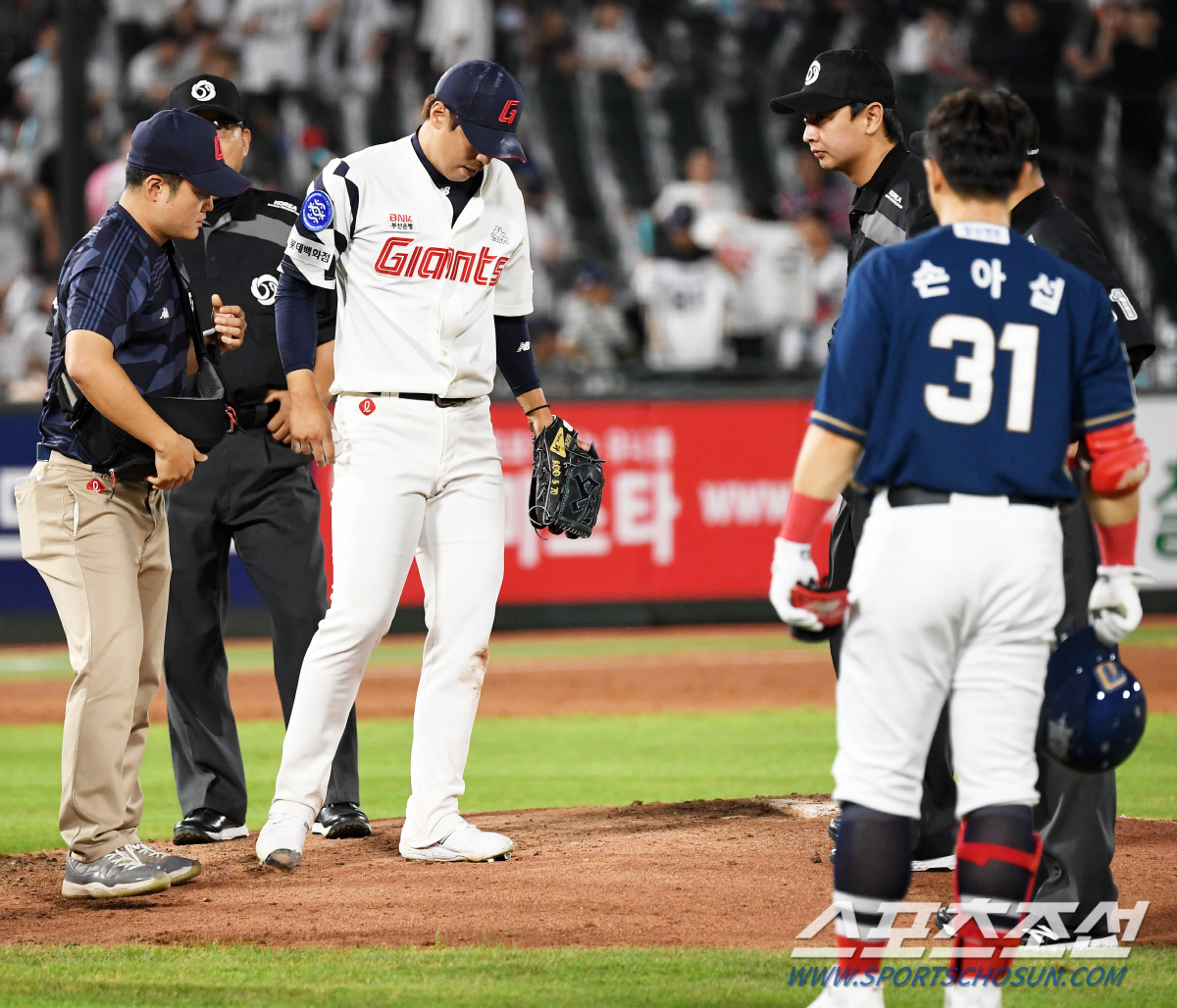 '정말 괜찮아?' 마운드에 쓰러진 구승민을 보고 깜짝 놀라 달려온 손아섭…