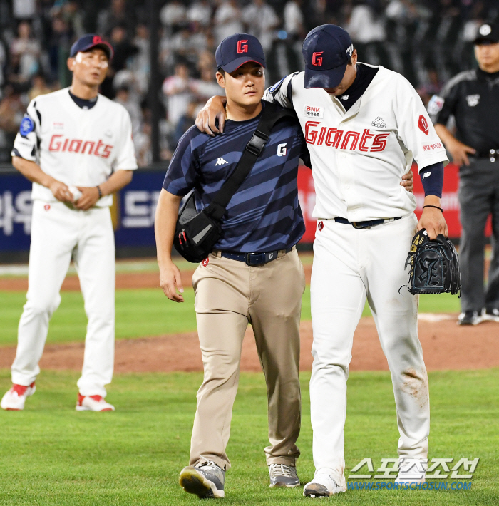 '정말 괜찮아?' 마운드에 쓰러진 구승민을 보고 깜짝 놀라 달려온 손아섭…