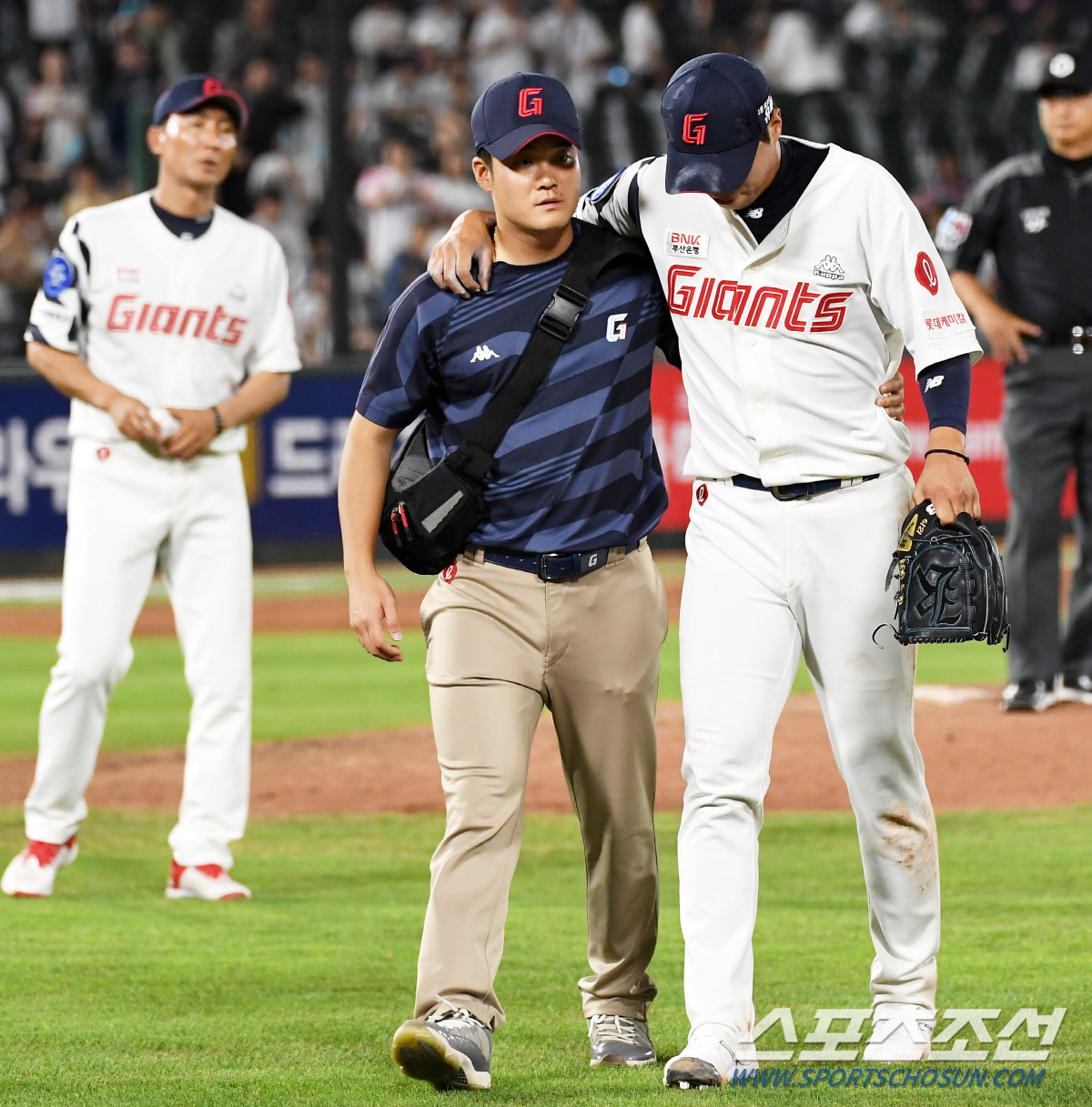 '정말 괜찮아?' 마운드에 쓰러진 구승민을 보고 깜짝 놀라 달려온 손아섭…