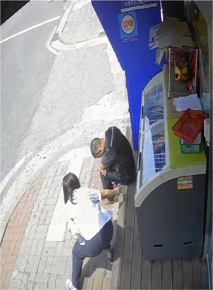 "천사를 봤습니다"…무더위 속 쪼그려 앉아 고개 숙인 남성에게 생수 건넨 女