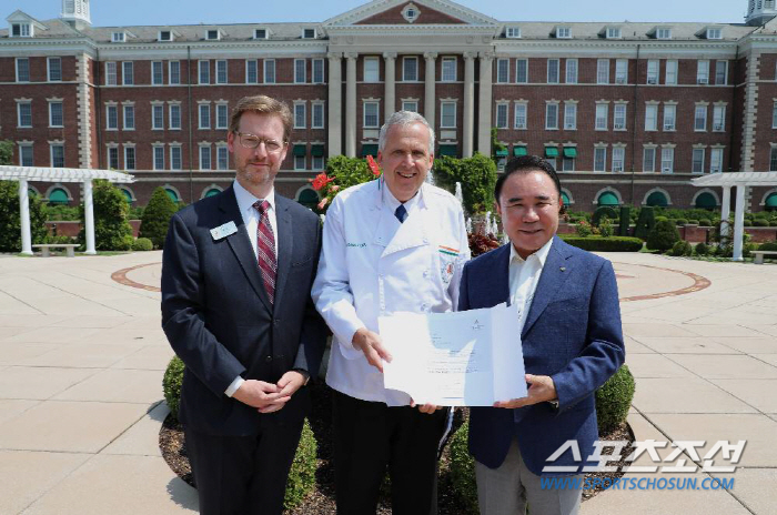 윤홍근 BBQ 회장, 글로벌 인재경영 나서...세계 3대 요리학교인 CI…