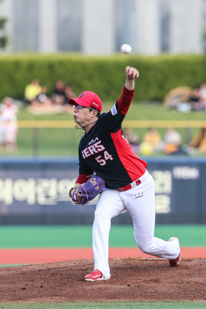 등판할 때마다 대기록, '대투수' 양현종, 역대 7번째 10시즌 연속 1…