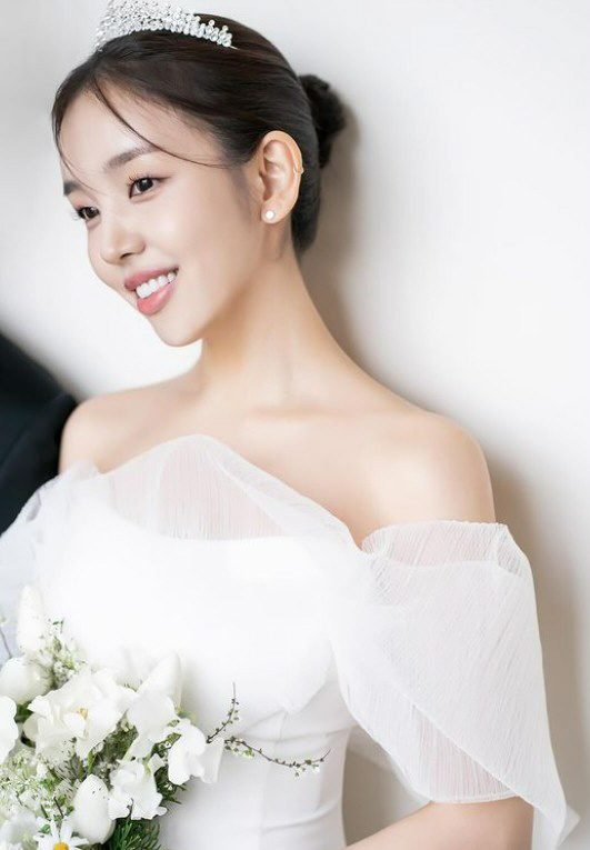 '8월의 신부' 백아연, 순백의 웨딩 드레스 자태…청순한 비주얼