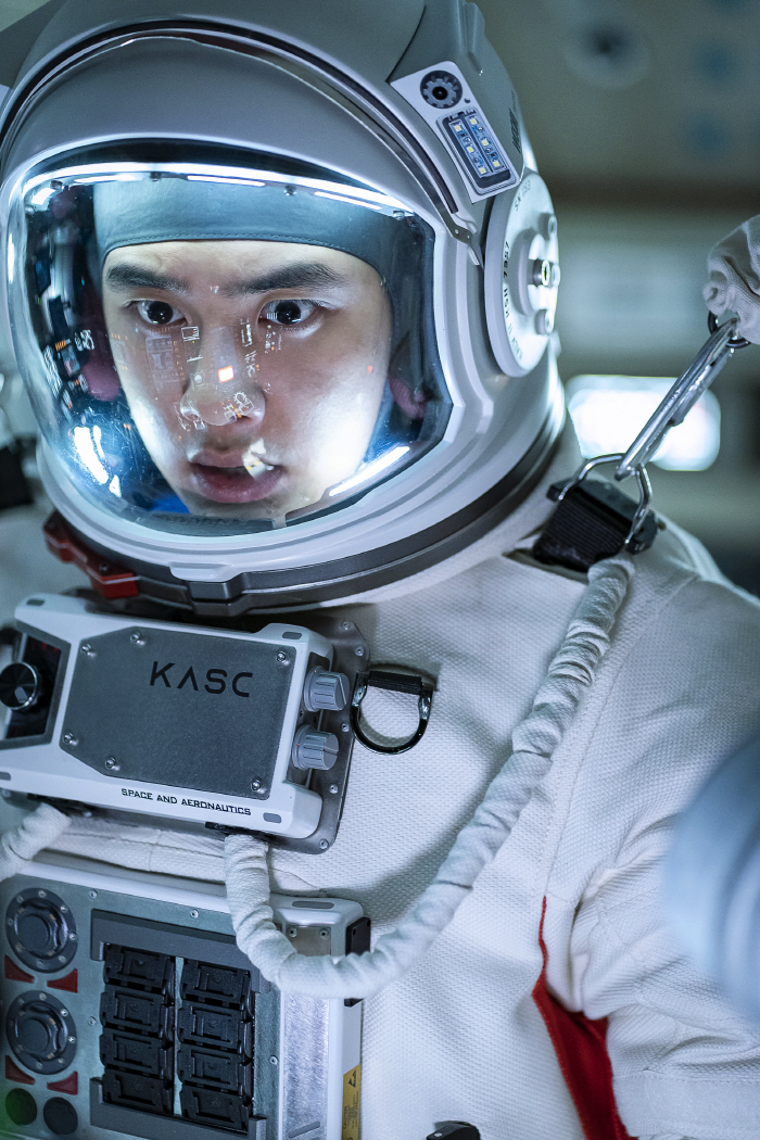 [SC리뷰] 눈 앞에 펼쳐진 황홀한 우주…설경구X도경수, 스크린에 쏘아 …