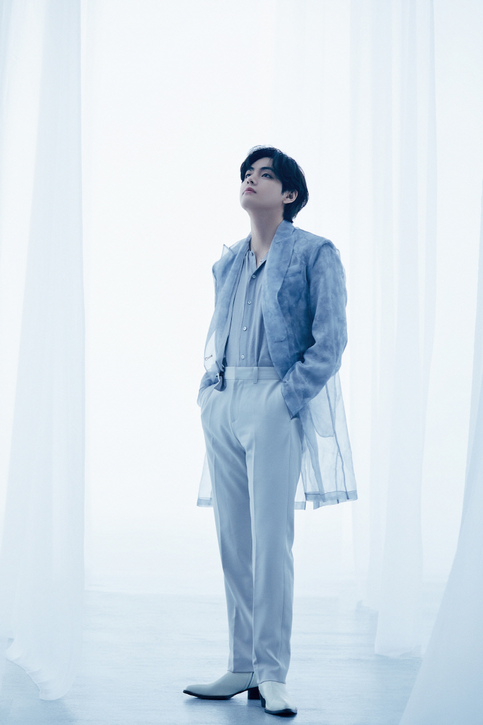 "네일도 소화하는 남자" BTS 뷔, 솔로앨범 발표 앞두고 커지는 기대 …