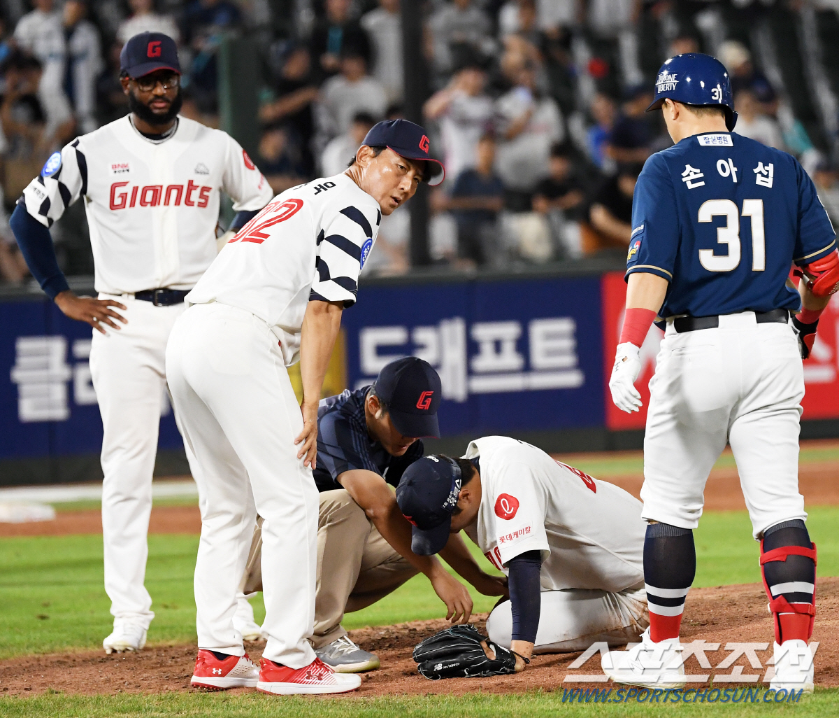 "오늘도 출격 가능!" '손아섭 타구에 다리 강타' 구승민, 감독도 놀란…