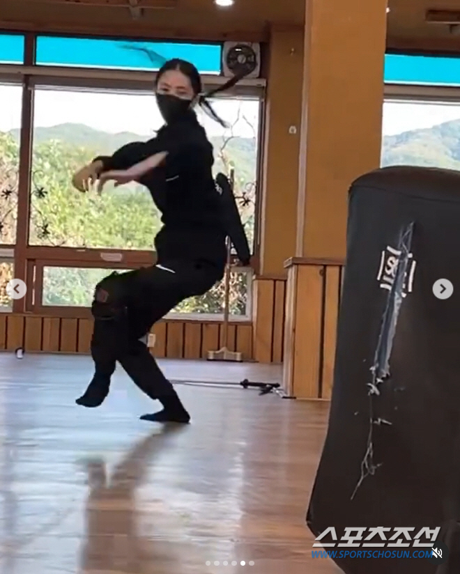 한소희, 비오는데 길바닥에 벌러덩~'나락도 락이다'