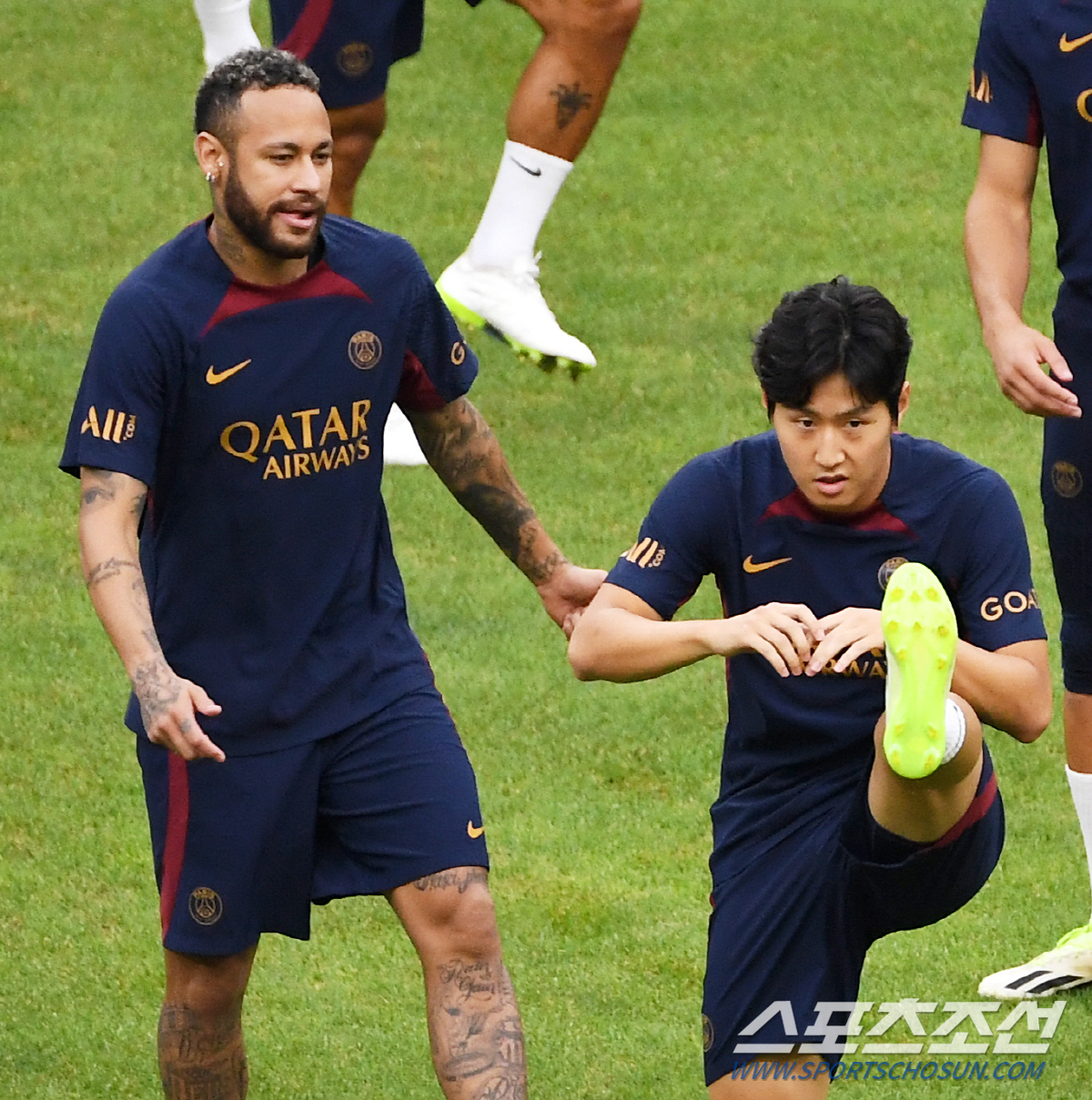 '이강인에게 푹 빠진 네이마르' 덥석 손잡고 인사부터 시킨 PSG 선배.…