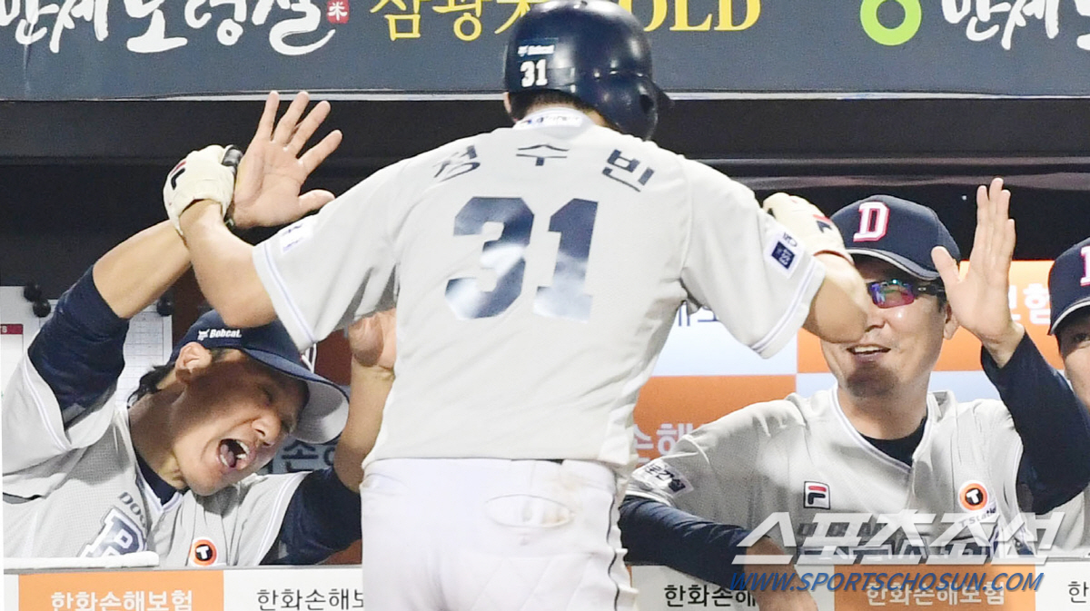'해결사' 정수빈의 양손 하트에 격하게 양손 하이파이브로 화답한 이승엽 …