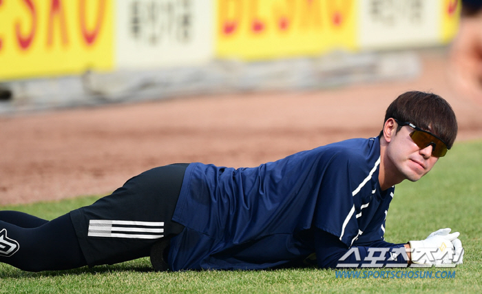'폭염에도 예외없다' 베테랑 김재호 '온몸을 꽁꽁 싸맨 이열치열 훈련법'…