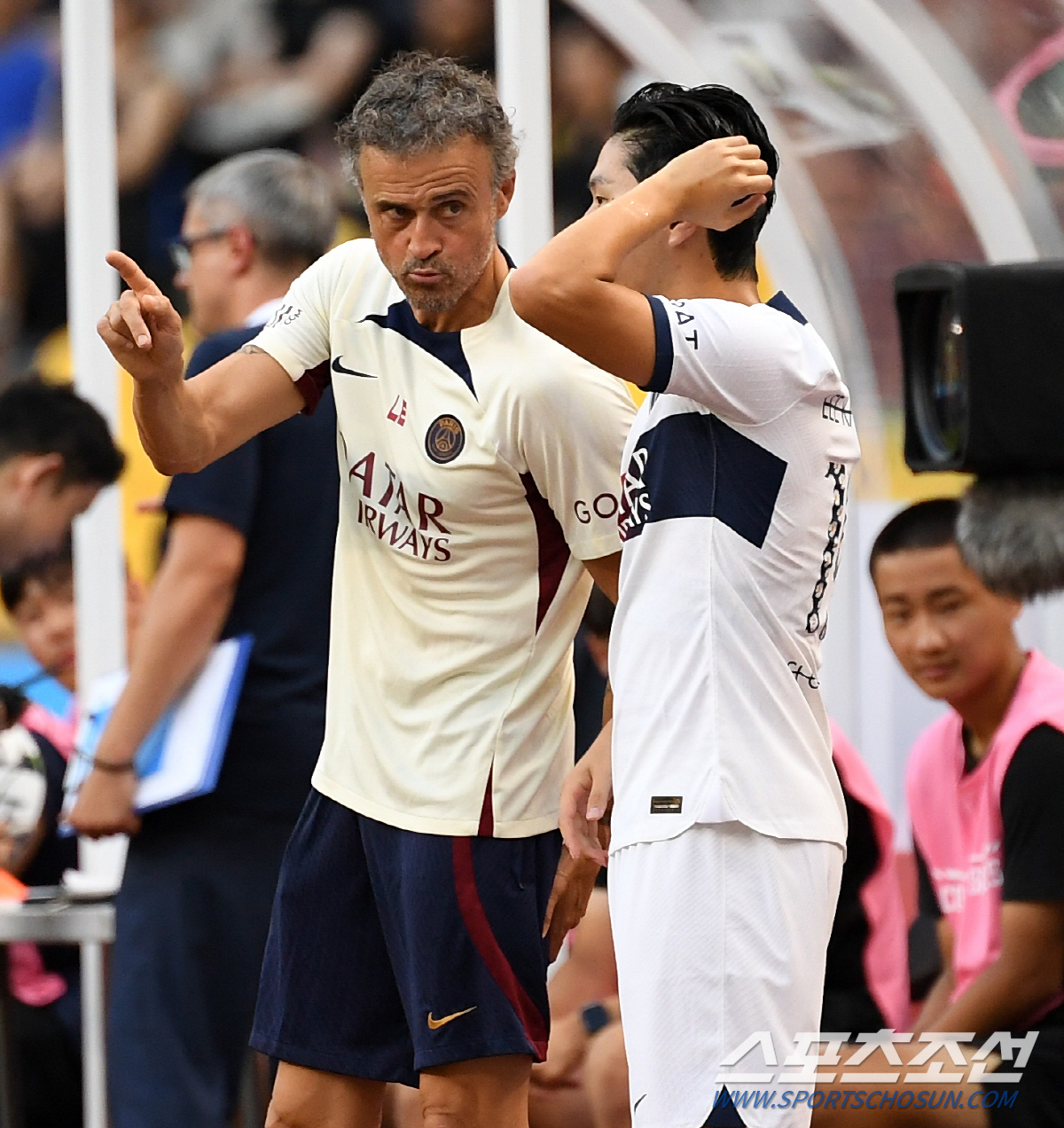 [현장인터뷰]'PSG 엠블럼 달고 첫 선' 이강인, "한국에 좋은 선수 …