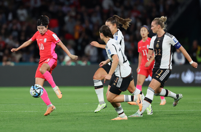 우승후보 獨과 비긴 지소연"한국인은 투혼!이렇게 끝내고싶지 않았다"[女월…