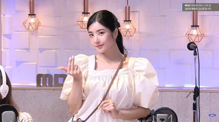 권은비 "덱스와 DM 주고 받아...감사했다고 답장 보내" ('정희')[…
