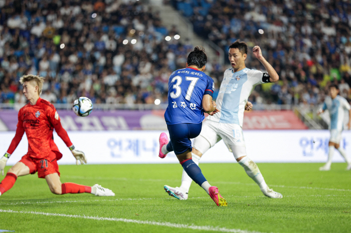 '막내 온 탑' 수원 삼성 김주찬, K리그 7월의 '영플레이어 상' 영광