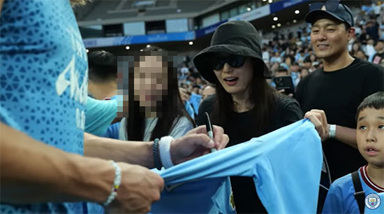 전지현, ♥남편과 맨시티 경기 직관 딱 걸렸네! 홀란드 사인 받고 "꺄~…