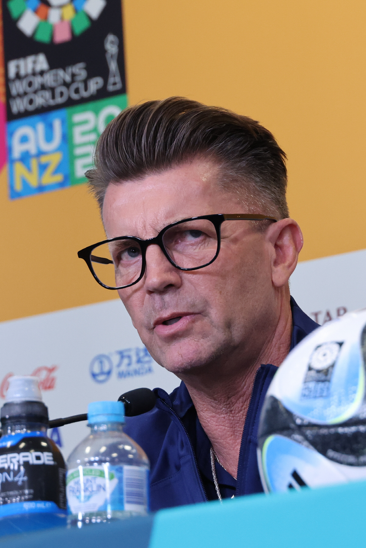 취재진 질문에 답하는 벨 감독