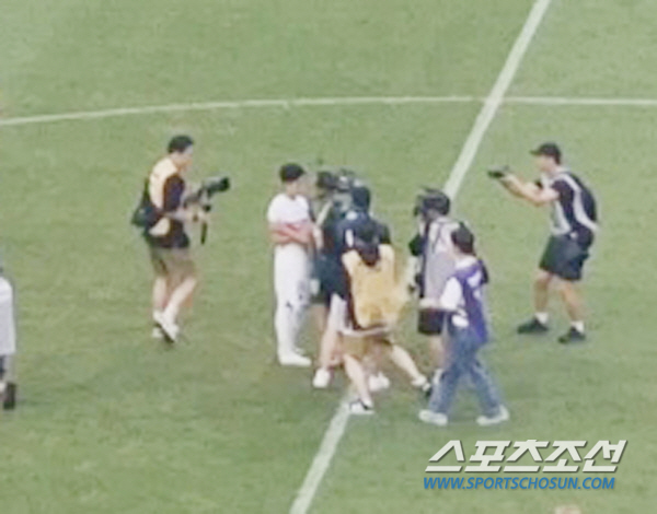 "네이마르, 유니폼 줄 수 있어?" 문선민의 통역이 되어준 '친절한 강인…
