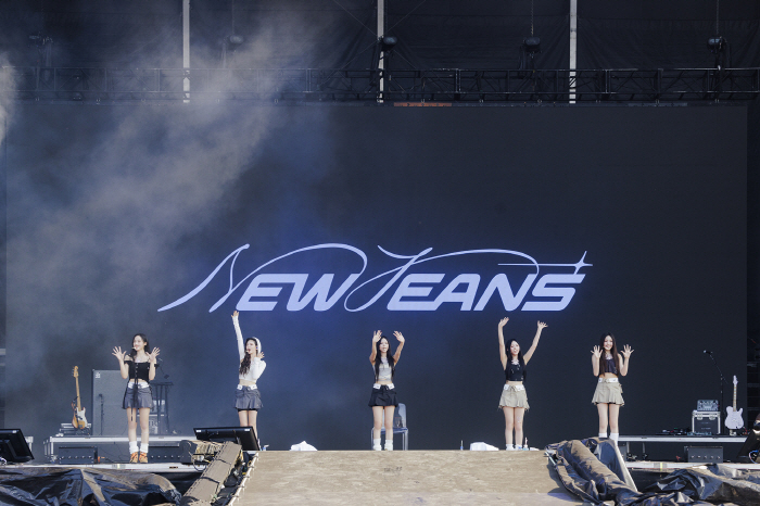 뉴진스, 美 '롤라팔루자' 무대 찢었다! '7만명 열광 떼창까지'