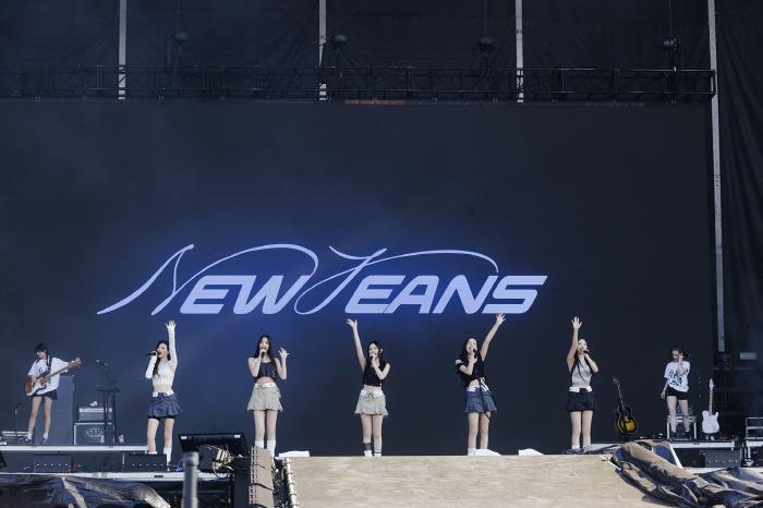 뉴진스, 美 '롤라팔루자' 무대 찢었다! '7만명 열광 떼창까지'