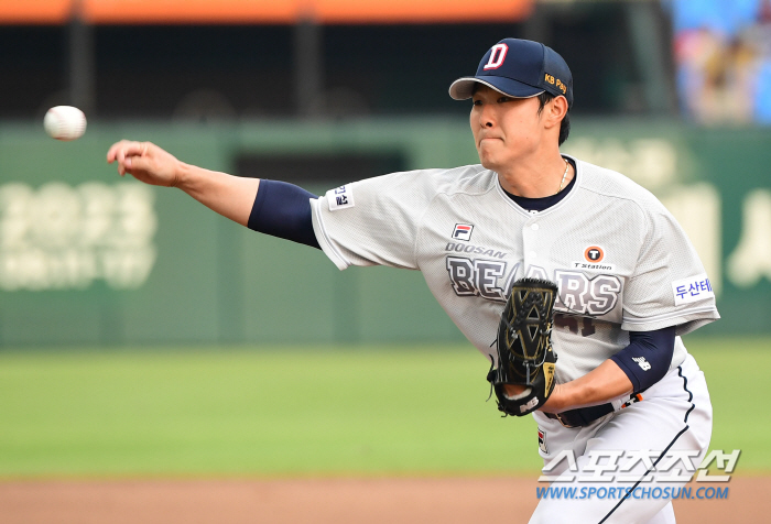 10개월만 복귀→필승조→추격조→1군 말소…국민타자의 당부 "이영하 텐션↓…