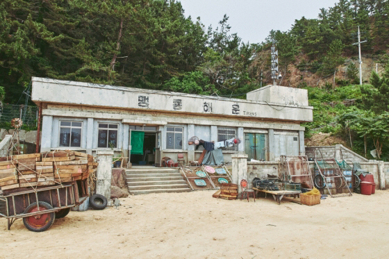 장기하, '밀수' 가발 쓰고 깜짝 등장? 류승완 감독 "아쉽게 편집" 비…