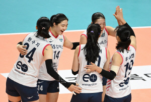 '대회 2연패 보인다' GS칼텍스, 4년 연속 컵대회 결승 진출…현대건설 3대1 제압 [구미 리뷰]