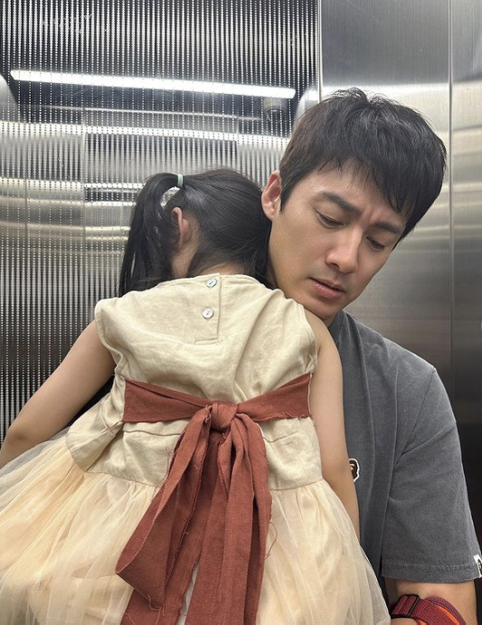 "아버지는 위대하네요"…김소영 "웬 남자가 애 들쳐업고 낑낑, 우리애 아…