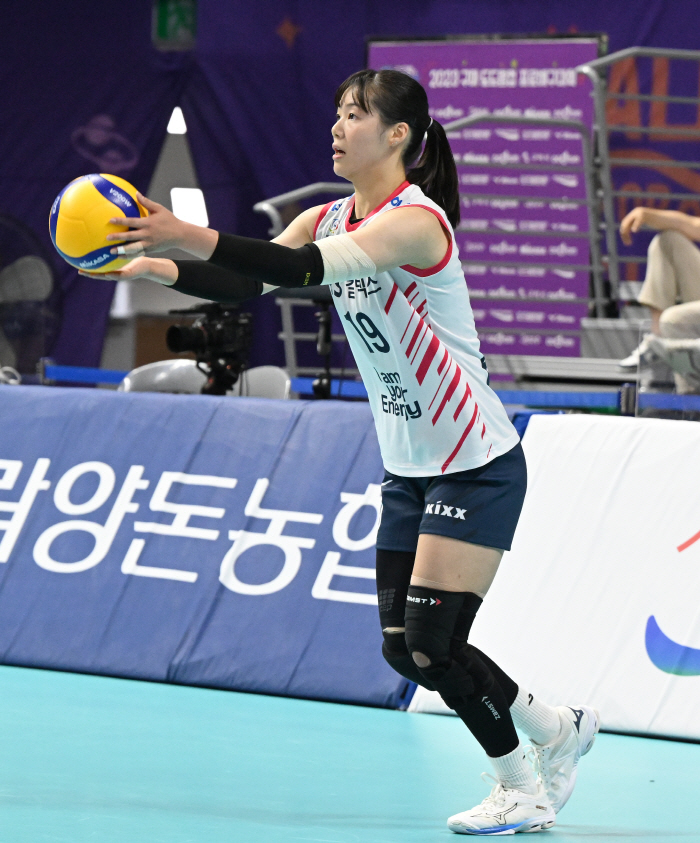 "상대면 '킹' 받아요"…사령탑·동료 인정한 '똑똑한 배구', 174㎝ …
