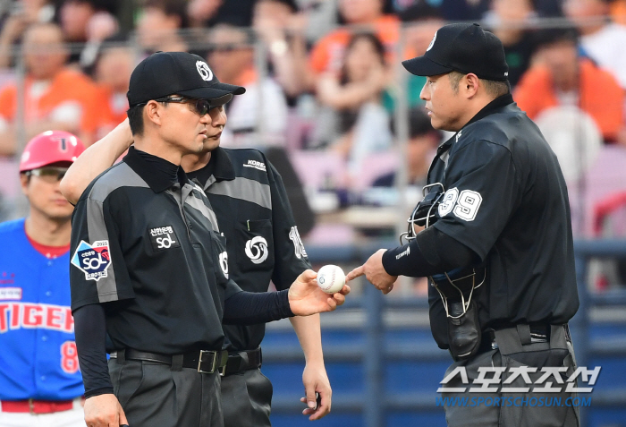 '파울이라더니 다시 아웃?' 김선빈 '오락 가락 판정에 일촉즉발의 순간'…
