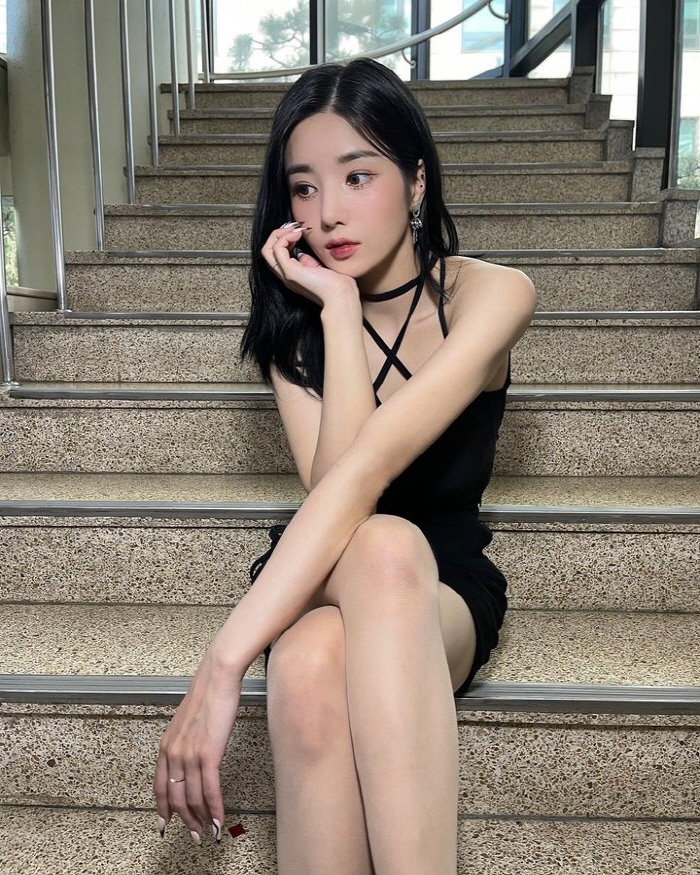 "저 사이에 엉덩이가 들어간다고?"…'워터밤 女神' 권은비, 뮤뱅 포토존…
