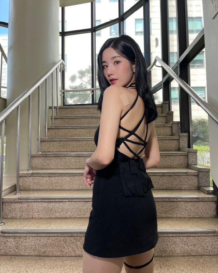 "저 사이에 엉덩이가 들어간다고?"…'워터밤 女神' 권은비, 뮤뱅 포토존…