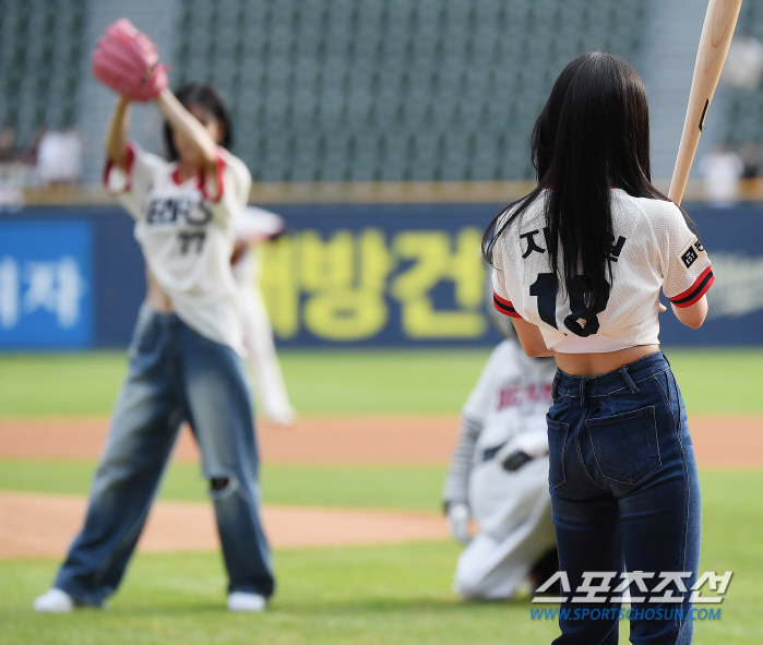 [포토] 프로미스나인 이채영 시구, 박지원 시타