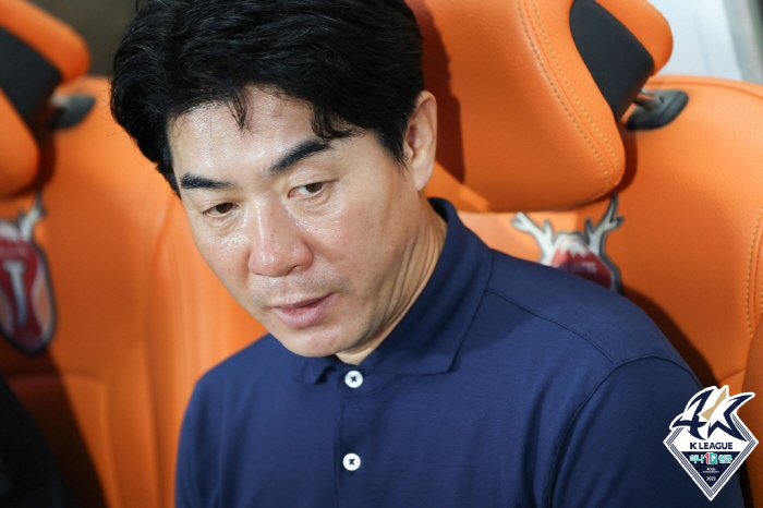 [현장인터뷰]1분 남기고 부임 첫 승 날린 윤정환 강원 감독 "마지막을 …