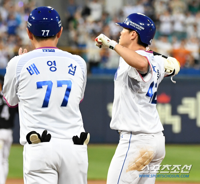 'LG의 자랑' 발야구 막고, 막강화력→발야구로 흔들고, '천적' 상대 …