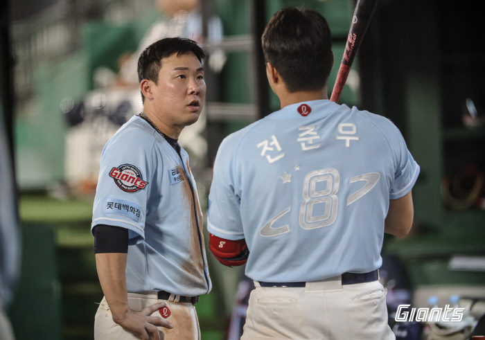 '왜 태그 안하지?' 더위 먹은 갈매기, 치명적인 실수…후반기 4승10패…