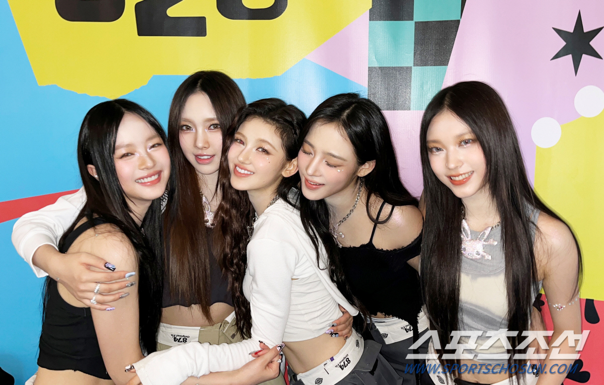 뉴진스, 美 공연 신고식 어땠나? 英 매거진, "높은 기대 뛰어넘어" 호…