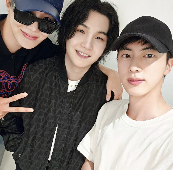 삭발 RM→'군백기' 진, 슈가 콘서트로 뭉친 BTS "머리, 입대와 관…