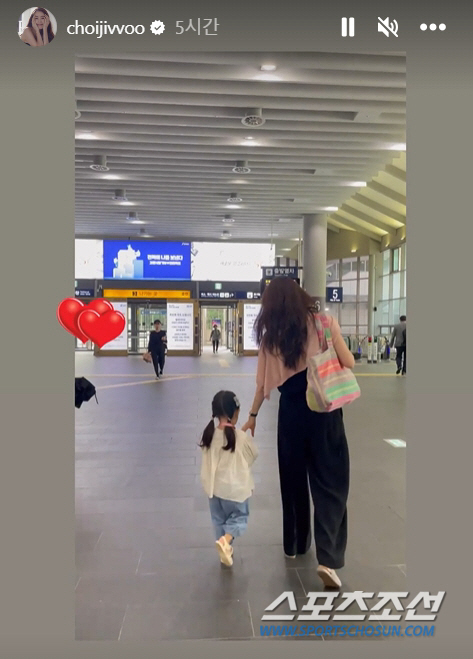 최지우, '3대'가 모두 롱다리? 3살 딸, 벌써 팔다리가 '롱~롱~'