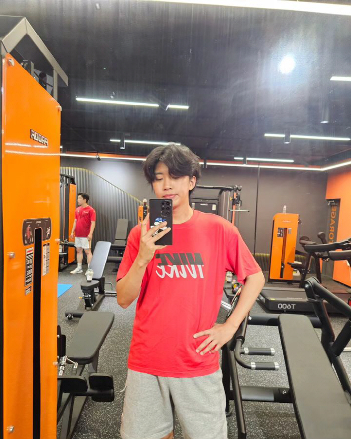 "뺄 살이 어딨다고"…임영웅, 다이어트 근황 "너무 말랐네"