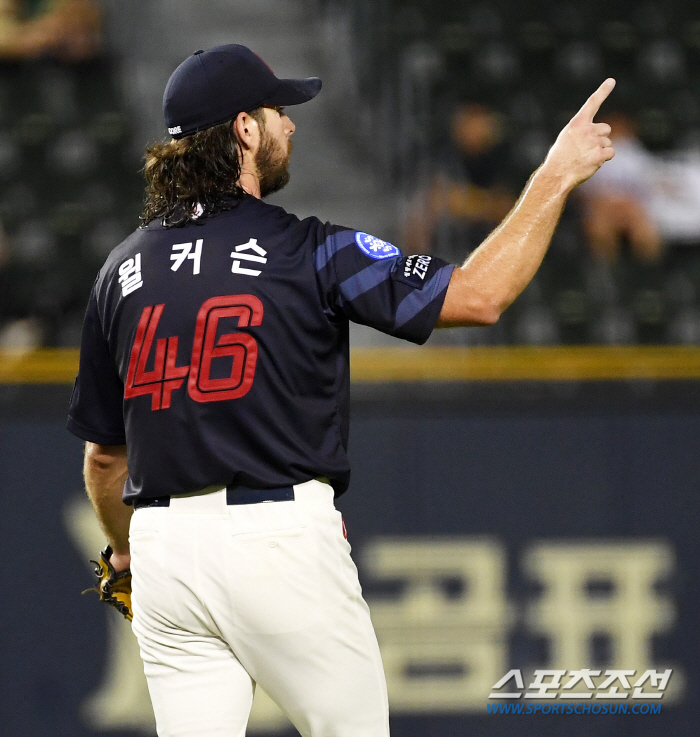 KBO 역대 3번째 '팀 노히터'! 부산에 나타난 '장발에이스'…거인의 …
